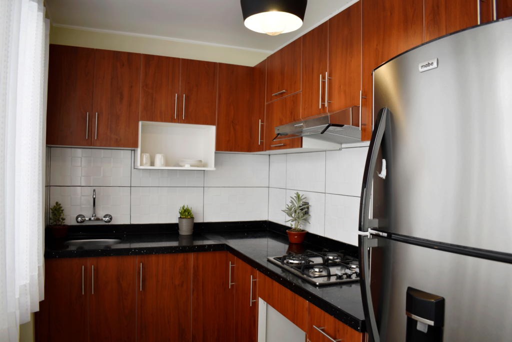 Cocina con muebles altos y bajos del departamento amoblado