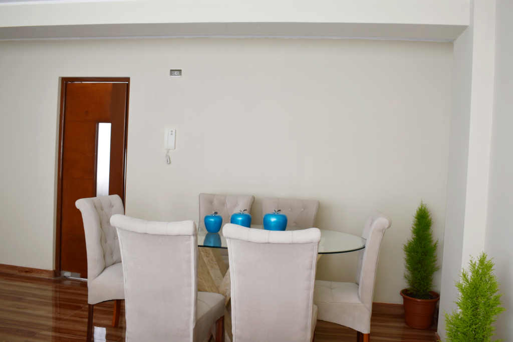 Comedor de una mesa con 6 sillas del departamento amoblado