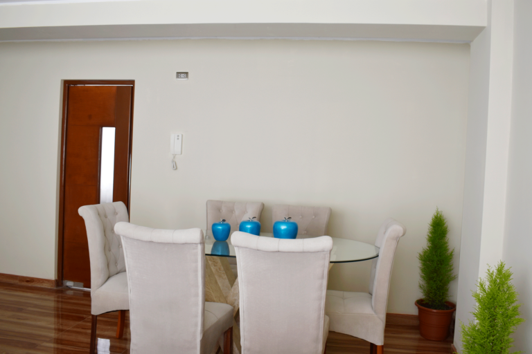 Comedor de una mesa con 6 sillas del departamento amoblado