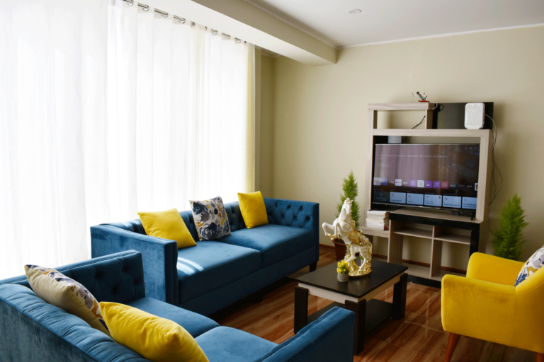 Sala de departamento amoblado