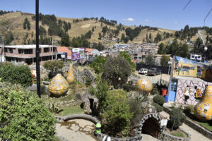 Parque de Identidad Wanka donde está jarrones y mates en el paisaje