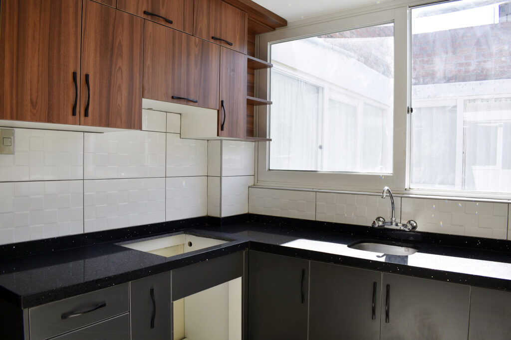 Cocina con muebles altos y bajos