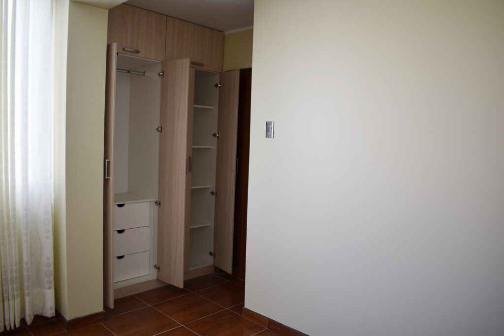 Habitación sin amoblar con ropero empotrado